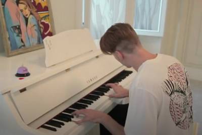 Внук Пугачевой показал подаренную бабушкой квартиру и большое пианино