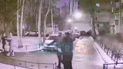Нападение незнакомцев на семью в Московском районе попало на видео