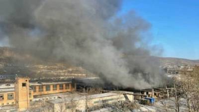 Во Владивостоке тушат крупный пожар на складе