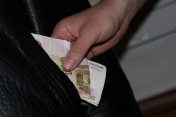 В Череповце подростки из открытой квартиры похитили банковские карты и немного денег