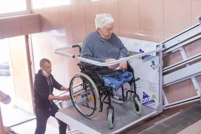 В Челябинске суд отказал ТСЖ в демонтаже подъемника, который установил инвалид без ног