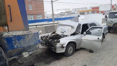 В Новосибирске водитель влетел в снегоуборочную машину и погиб