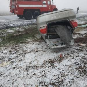 В Запорожской области автомобиль «Шевроле» съехал в кювет и перевернулся: двое пострадавших. Фото