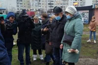 "Похороны" на Позняках: жители взорванной многоэтажки провели символический ритуал, фото