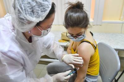 Масштабная вакцинация от COVID-19 набирает обороты по всей России