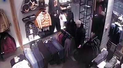 Парня и девушку задержали за кражу из столичного магазина одежды