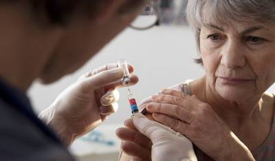 Россиянам старше 60 лет начнут делать прививки от коронавируса со следующего года