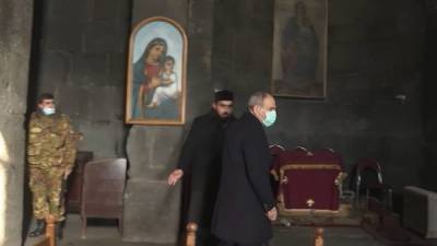 Сюник «отверг» Пашиняна: священник попросил премьера покинуть храм — видео