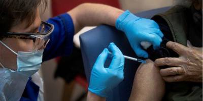 Франция начнет вакцинацию от коронавируса 27 декабря