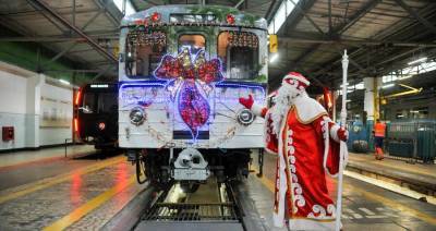 Новогодний поезд вышел на кольцевую линию метро Москвы