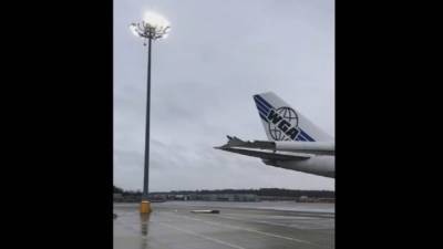 Boeing 747 лишился части крыла после столкновения с препятствием