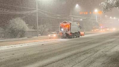 Более 360 единиц дорожной техники чистят трассы Кубани после снегопада