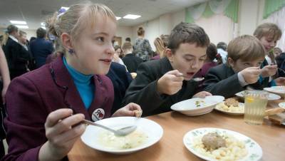 Операторы школьного питания Петербурга пожаловались на монополизацию рынка