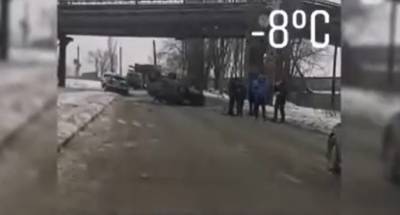 В Липецке перевернулся автомобиль (видео)