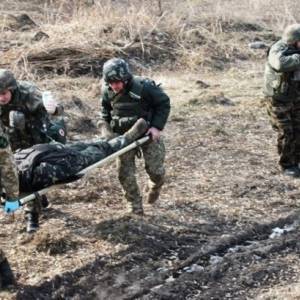 Из-за обстрелов на Донбассе ранены два украинских бойца