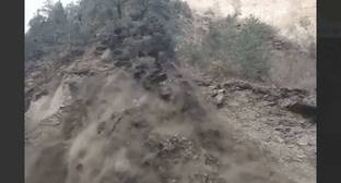Часть горы обрушилась на дорогу между селами в Дагестане