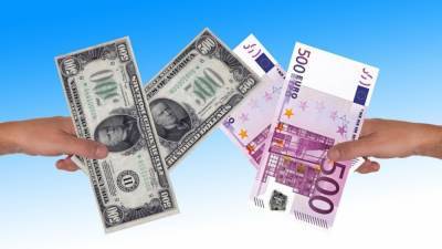 Банк России резко повысил курсы доллара и евро