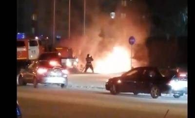 В Тюмени рядом с заправкой загорелся автомобиль