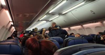 Паника в самолете: на борту рейса United от коронавируса умер пассажир, совравший о диагнозе