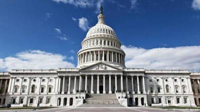 Конгресс США одобрил $900 миллиардов помощи экономике из-за эпидемии
