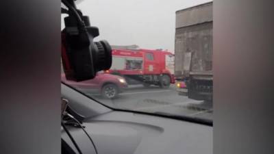 Женщину пришлось деблокировать из автомобиля после ДТП с "ГАЗелью" на КАД