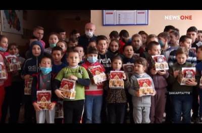 6000 подарков передали детям в регионы и монастыри Виктор Медведчук и Оксана Марченко