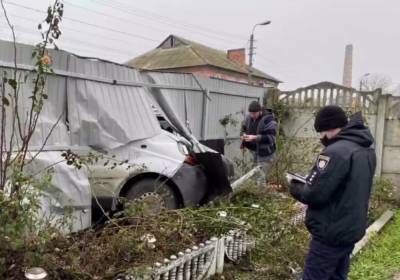 Под Киевом пьяный водитель въехал во двор частного дома