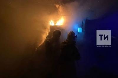 На ночном пожаре в частном доме в Татарстане погиб молодой парень