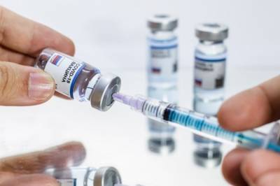 РАН заявила об эффективности созданных вакцин против нового штамма COVID