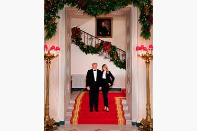 Трамп с женой одинаково оделись для последнего праздничного фото в Белом доме