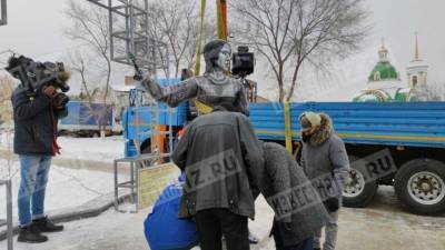 Простоял один день: памятник Аленке в Нововоронеже демонтировали — видео