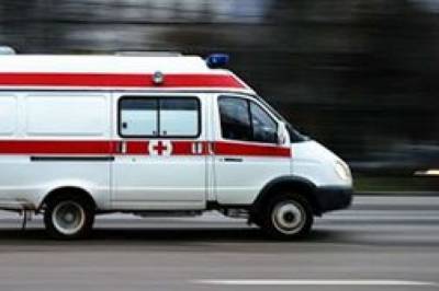 В Киеве неадекватный мужчина сломал ноги медикам, которые приехали на вызов: их доставили в больницу