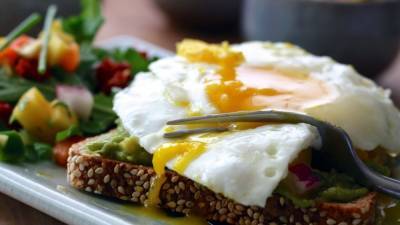 Диетолог развеяла миф о популярных продуктах на завтрак