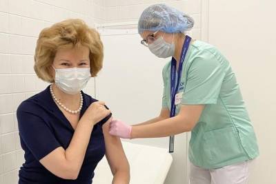 Вице-губернатор Петербурга Ирина Потехина сделала прививку от COVID-19