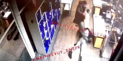 В супермаркете в Днепре мужчина жестоко избил покупателя — видео