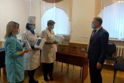 Медикам Сосновской больницы передали маски, перчатки и антисептики