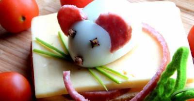 Что приготовить на Новый год 2021: оригинальная закуска "Мышки с сыром"