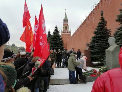 Две гвоздики товарищу Сталину: шествие в Москве
