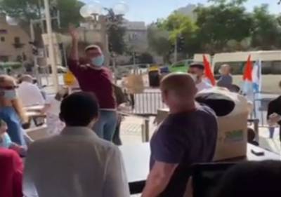 Иерусалим: туристы, оказавшиеся в карантине, устроили митинг у входа в общежитие