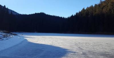 На Закарпатье замерзло самое большое высокогорное озеро Украины – Синевир: впечатляющие фото