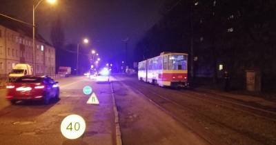 На Аллее Смелых трамвай сбил пенсионера, переходившего дорогу в неположенном месте