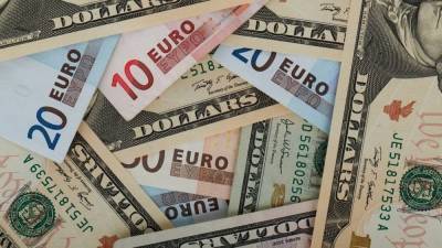 Официальные курсы доллара и евро выросли более чем на рубль