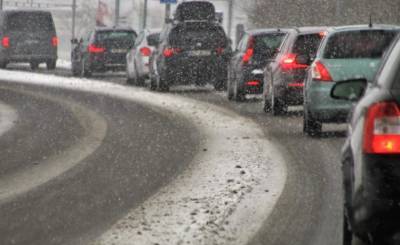 В Екатеринбурге автомобилисты стоят в 10-бальных пробках из-за снегопада