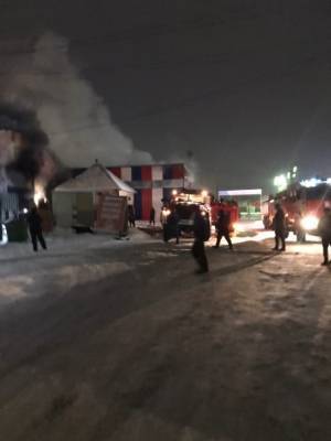 В Кургане горит склад на Омской. К месту ЧП подогнали пожарный поезд