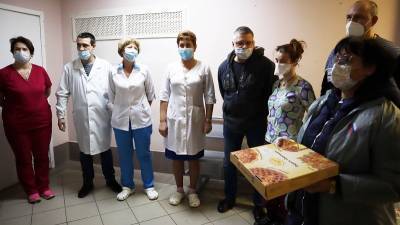 Активисты #МыВместе привезли медикам Тосненской больницы пироги и хозтовары