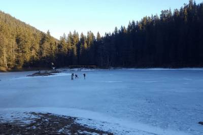 Известное озеро Синевир полностью замерзло: фото гуляющих по нему туристов