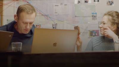 Навальный заявил, что добился признания в покушении на него от одного из его участников. Политик сам ему позвонил