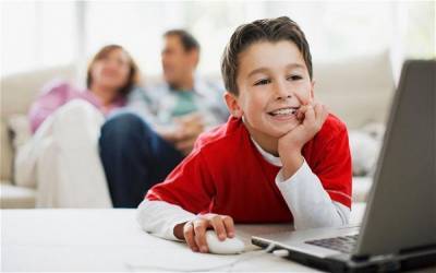 Как родителям минимизировать время ребенка за компьютером или смартфоном: советы для контроля