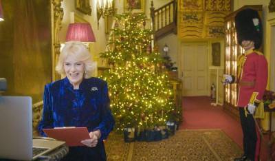 Жена принца Чарльза вместе с детьми виртуально украсила елку в своем имении