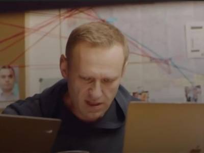 "Сейчас вы узнаете, почему Путин много думает о моих трусах". Навальный обнародовал видео разговора с агентом ФСБ